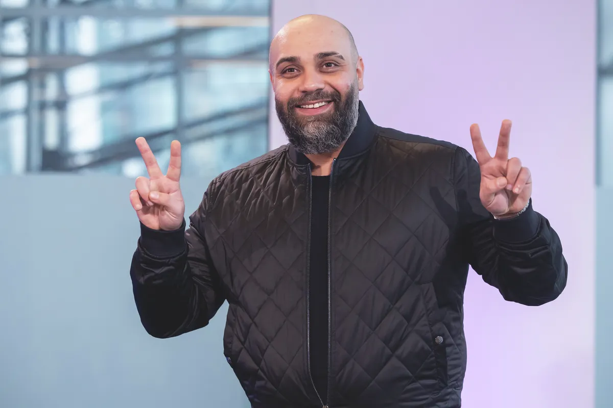 Lakatos Laci beépíti a műsoraiba majd az éneklést