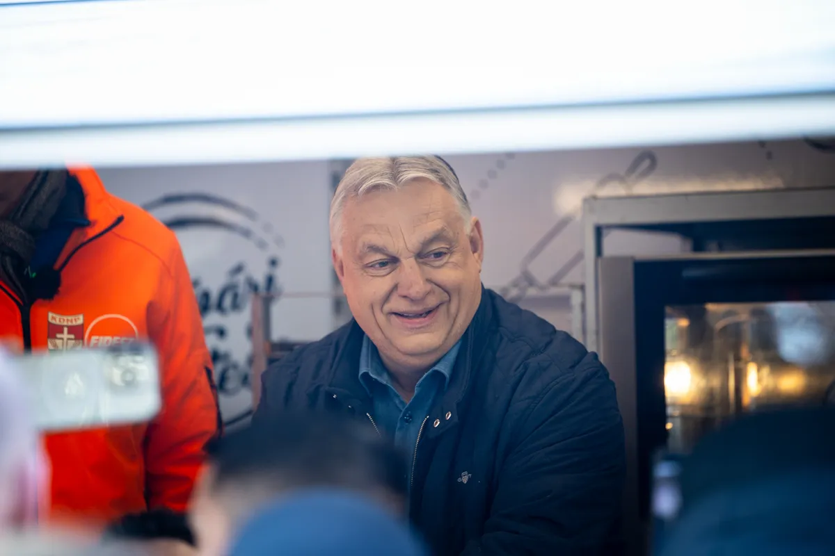 Továbbra is zajlik Orbán Viktor országjárása az Egymillió kézfogás kampányzárásaként. Fotó: Miniszterelnöki Kabinetiroda