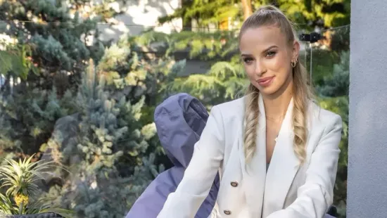  Zsigmond Angi teljesen összetört: elmenekül az országból a botrányok után