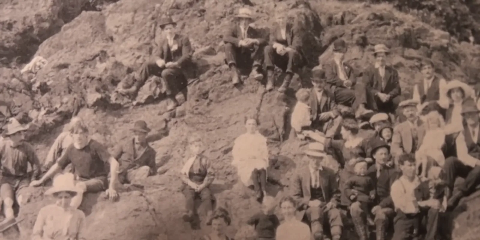 Időutazó férfira bukkantak egy 100 éves képen