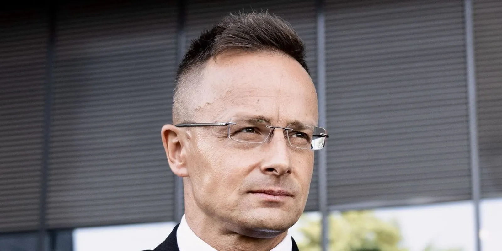 Szijjártó: Csak a nemzeti kormány képes kimaradni a háborúból