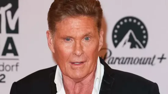 Aggódnak a rajongók a Baywatch sztárjáért - járókerettel látták David Hasselhoffot