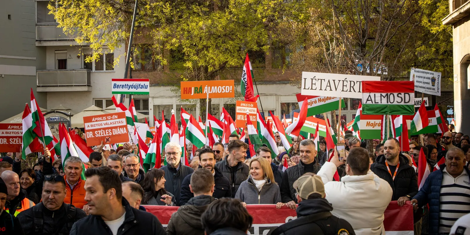 Elképesztő embertömeg: hidegrázós fotók érkeztek a debreceni békemenetről