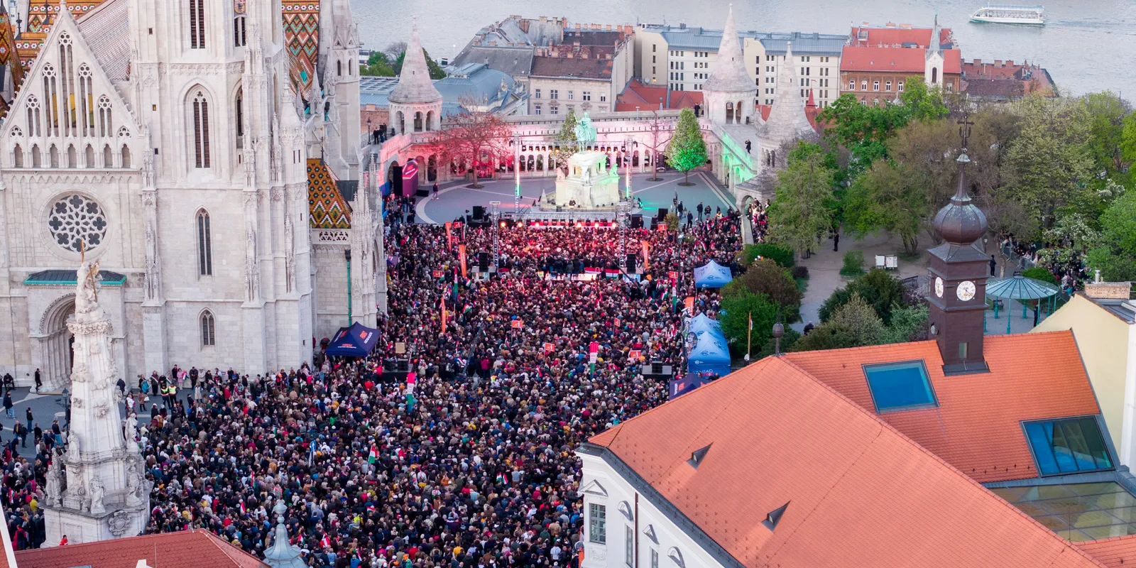 Megtelt a Szentháromság tér Orbán Viktor beszédére