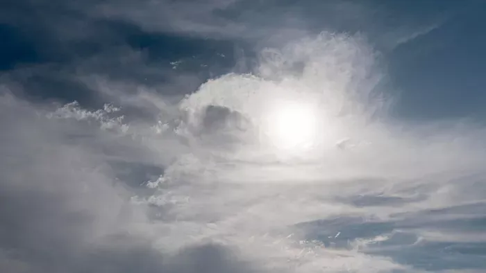 Nem vonulnak el a felhők, sötét időjárás várható