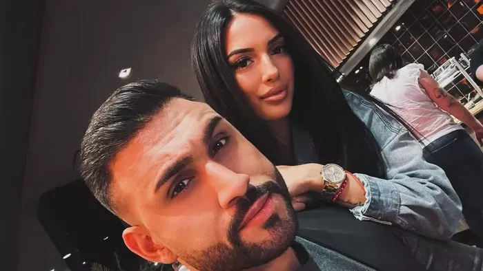 Kunu Márió térden állva esedezik Szandi bocsánatáért