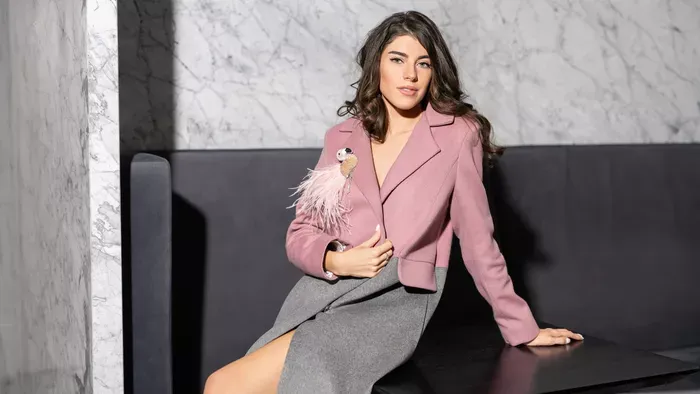 Újra hódít nagyanyáink ékszere: ezt hordják most a nők