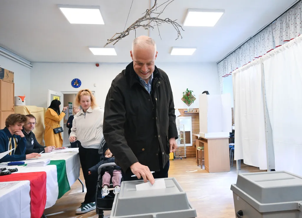 Választás 2026
Szalay-Bobrovniczky Kristóf honvédelmi miniszter leadja szavazatát