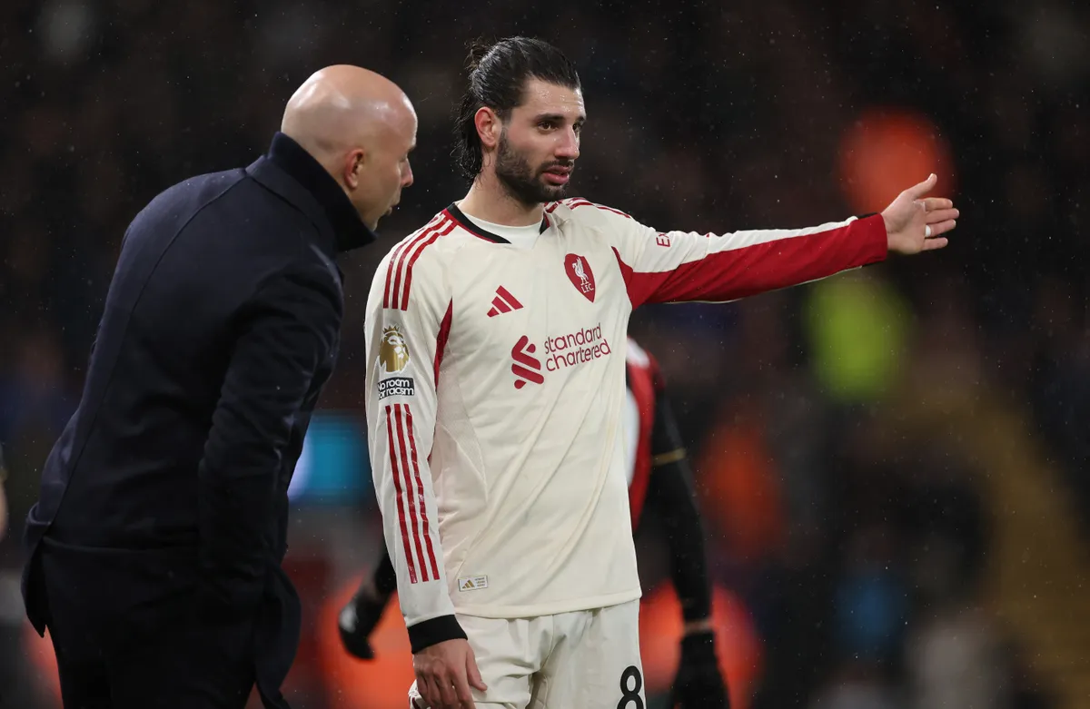 Arne Slot (balra) és Szoboszlai Dominik