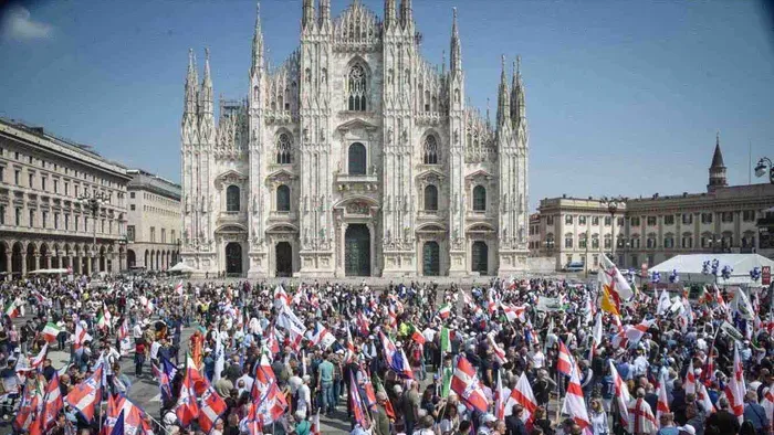 Orbán Viktor érdemeit sorolták a milánói Dóm téren