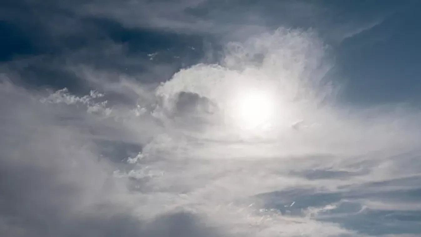 Nem vonulnak el a felhők, sötét időjárás várható