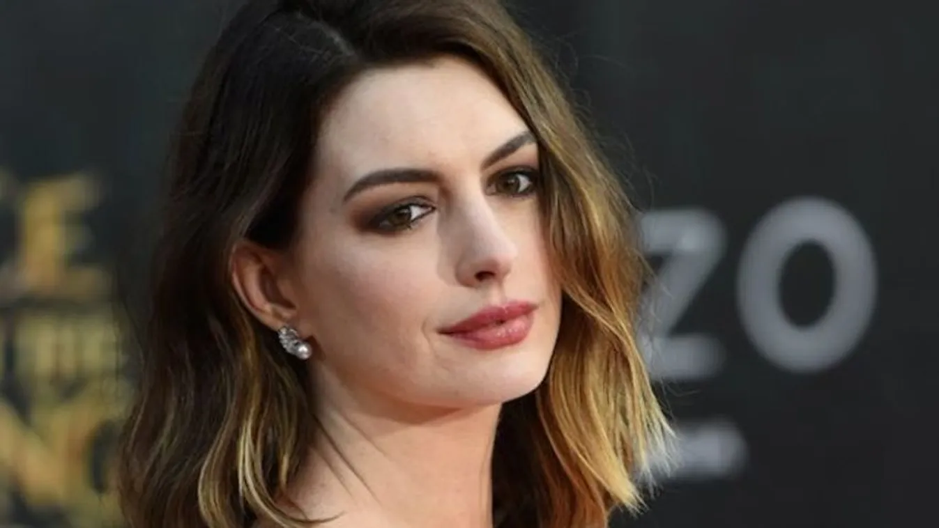 A címlapra kerültek Anne Hathaway szexi képei