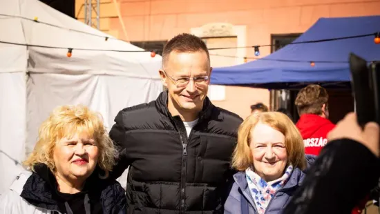 Ellenzékiekkel találkozott Szijjártó Péter az Egymillió kézfogás napján – Videó