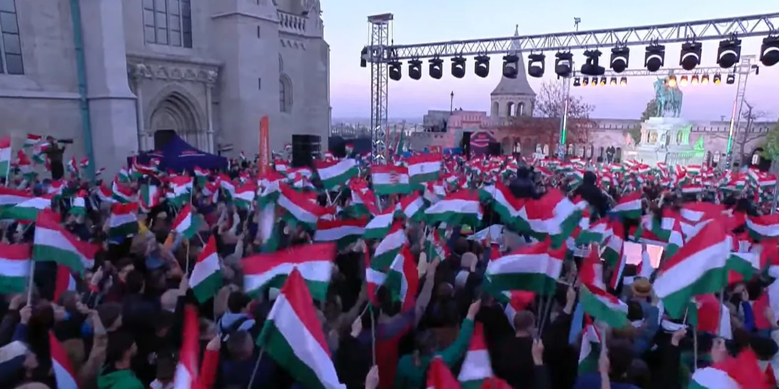 Hatalmas tömeg várja Orbán Viktort a Szentháromság téren