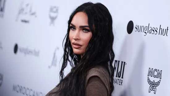 Megan Fox férfiak millióinak adta meg a telefonszámát