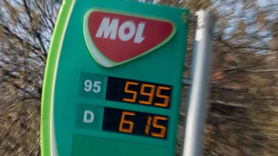 Brüsszel kivezetné a védett üzemanyagárakat