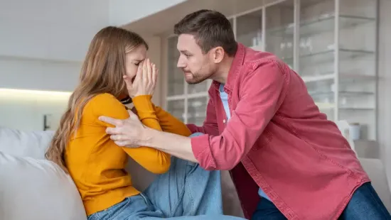 A pizzafutár miatt bántalmazta párját: a nő életébe is kerülhetett volna