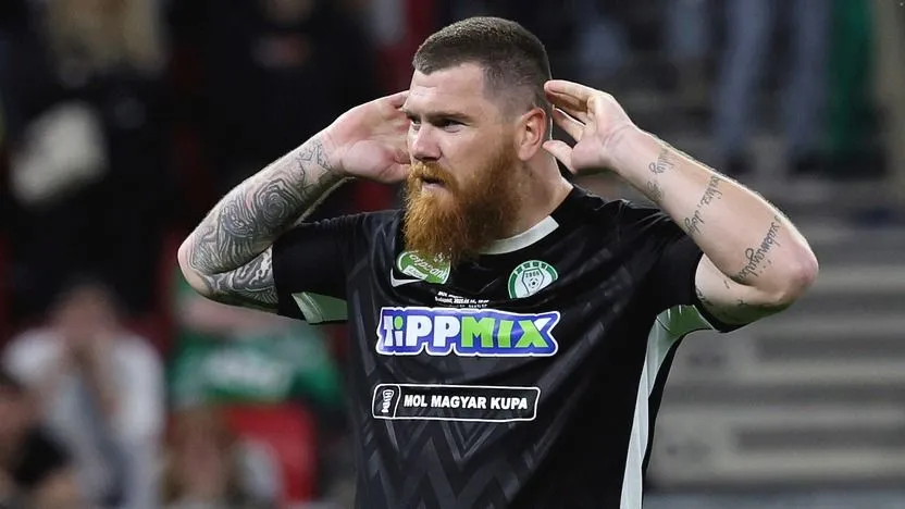 Ádám Martin jött, látott és pár másodperc alatt sárgát kapott a Fradi-Paks meccsen