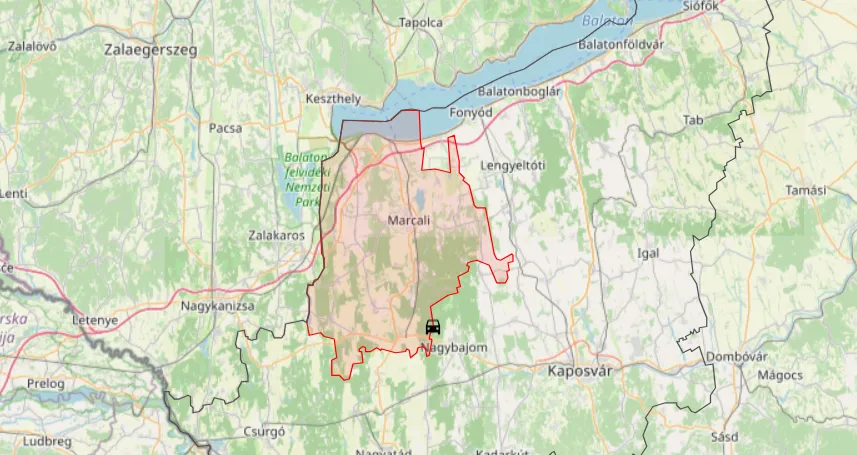 A 61-es főút érintett szakaszán félpályás útlezárás mellett zajlik a műszaki mentés a több autót érintő karambol után.