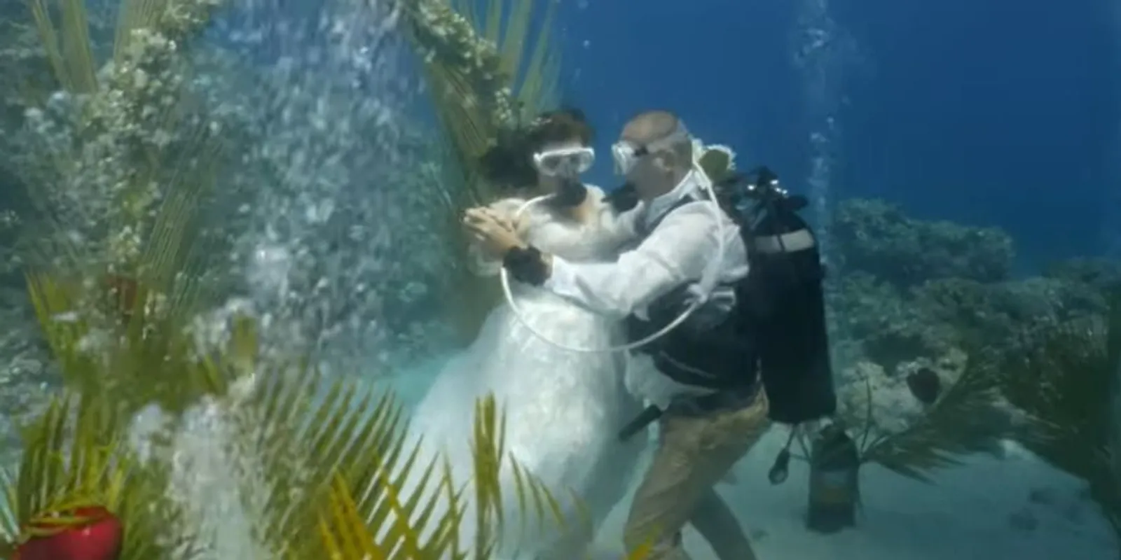 Különleges esküvő - Titokban, a víz alatt keltek egybe