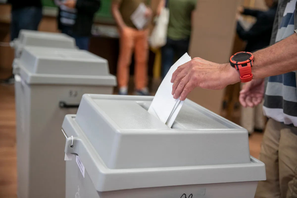 Megnyitottak a szavazókörök