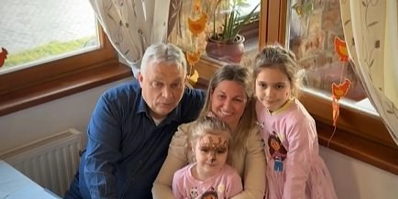 Napi cukiság: Orbán Viktor két kislánynak mesélt az étteremben