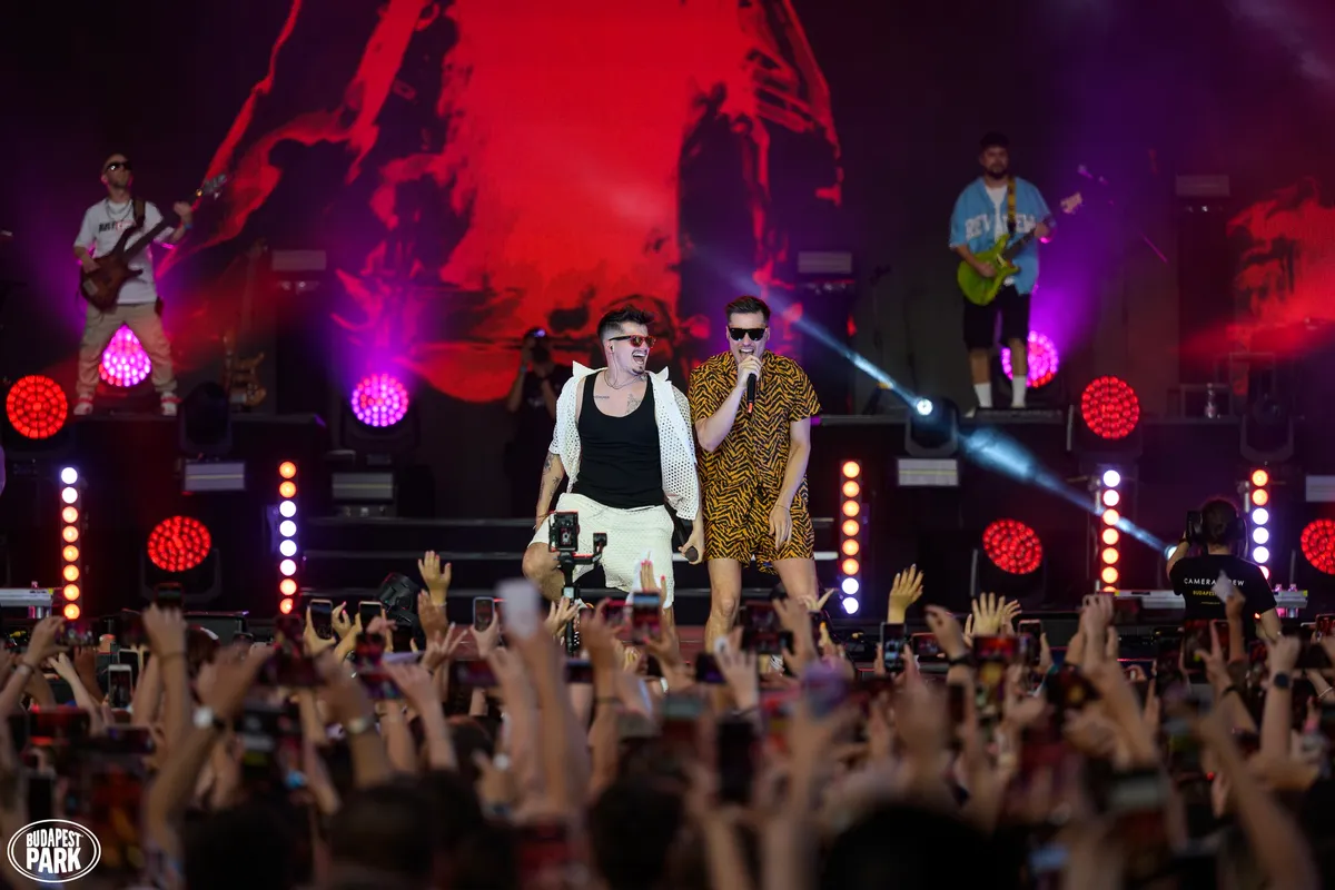 Marics Petit és Valkusz Milánt mindenhol sikítozó tömeg várja. 