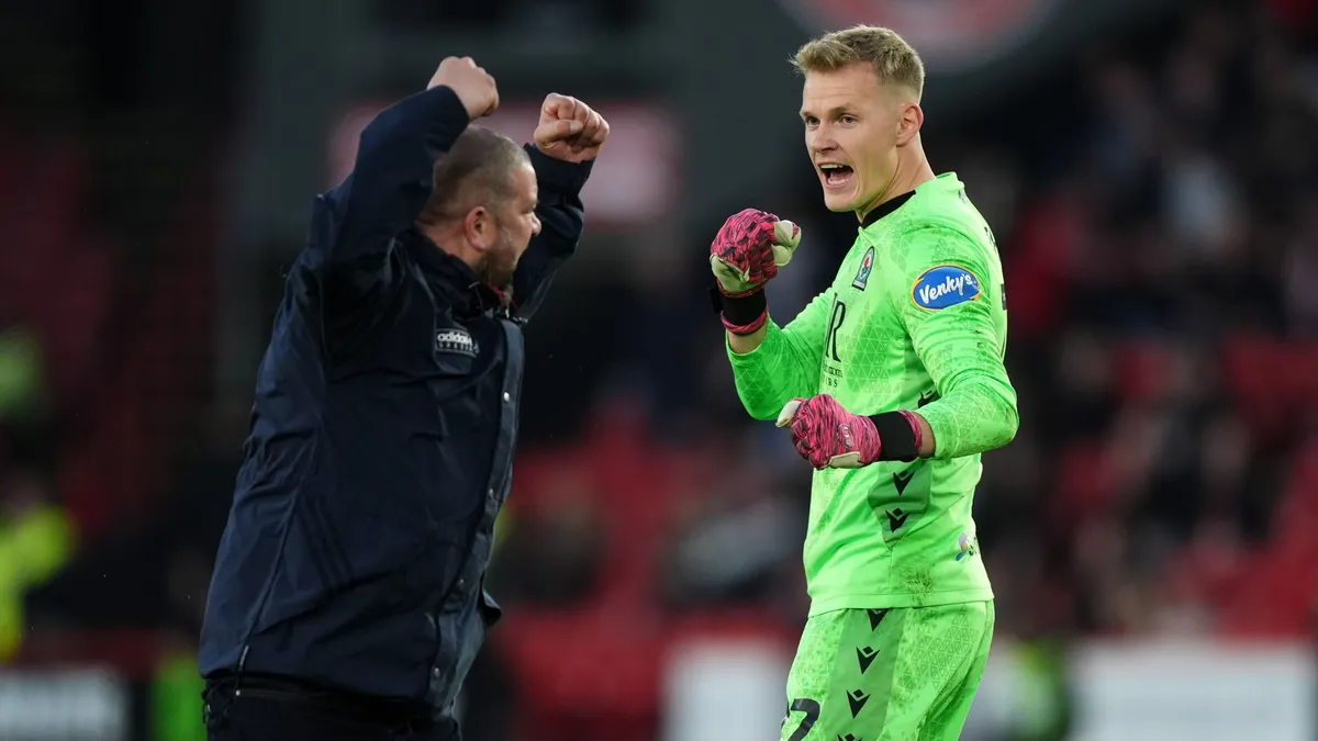 Tóth Balázs (jobbra) összeszólalkozott egy hazai szurkolóval, aki berohant a pályára