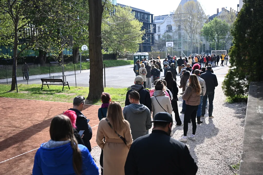 Választás 2026
Átjelentkezők szavazása
Szavazásra várakozók állnak sorban