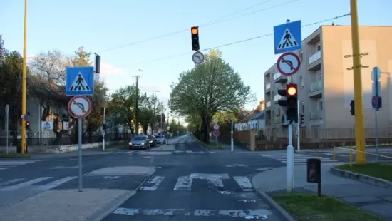 Pirosnál gázolt el egy gyalogost a szabálytalan autós