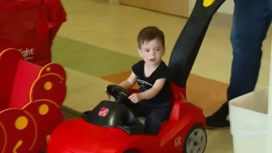 "Olyan fejlődési mérföldköveket ér el, amit korábban nem láttunk" - Különleges botox-kezelés segít a ritka betegségben szenvedő kisfiúnak