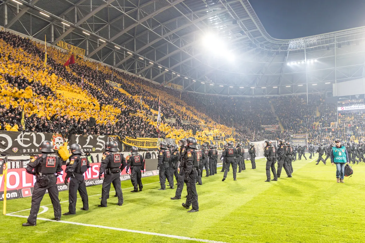 Rohamrendőröknek kellett viszazavarniuk a pályáról a huligánokat Dárdai Mártonék balhés meccsén