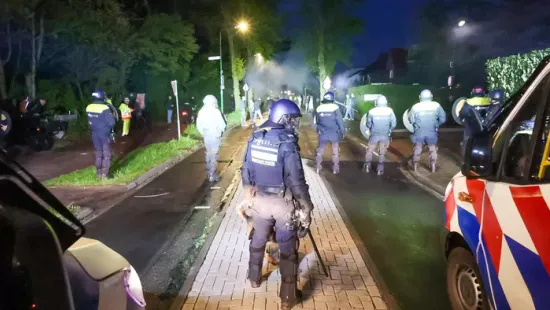 Egy migránsszálló miatt bevándorlásellenes zavargások robbantak ki Hollandiában