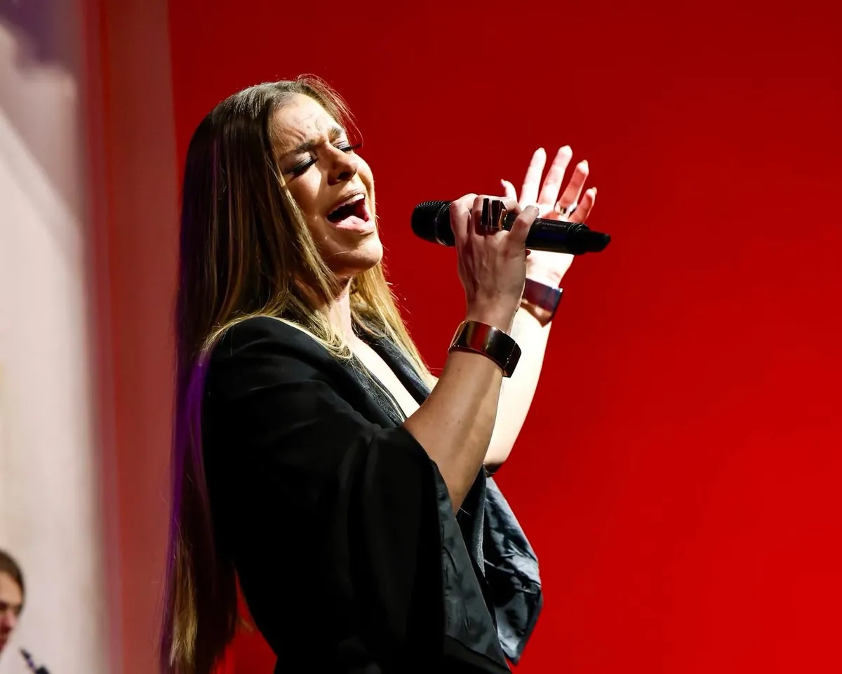 Dér Heni karrierje mellett a családot is menedzseli.