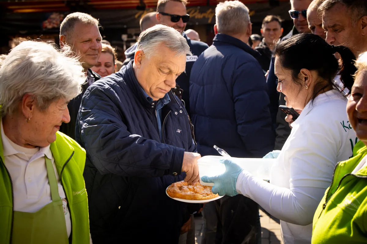 Egymillió kézfogás: Egy kis lángosra is jutott ideje Orbán Viktornak.