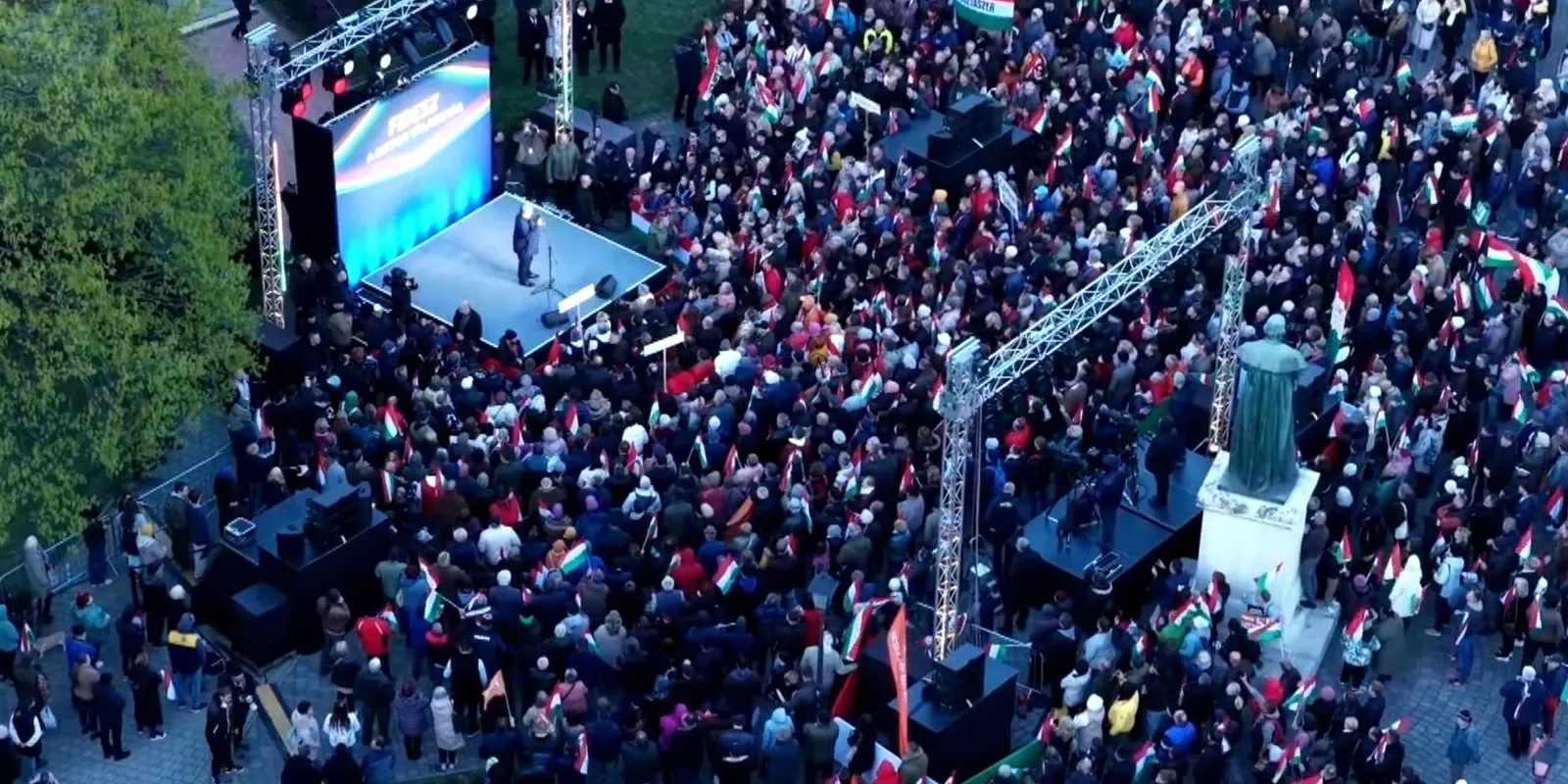 Elképesztő drónfotók jöttek: zsúfolásig megtelt a Kossuth tér Szentesen