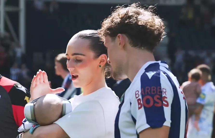 Callum Styles és Lily a kisbabájukkal a pályán: fejhallgatóval védték a picit a nagy zajtól 