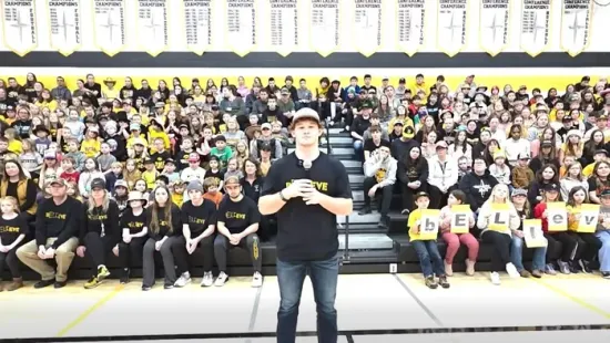 "Most minden a reményről szól" - A rákban szenvedő kisfiú hatalmas meglepetést kapott iskolájától