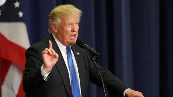 Trump.„Azután rengeteg bomba kezd el hullani”