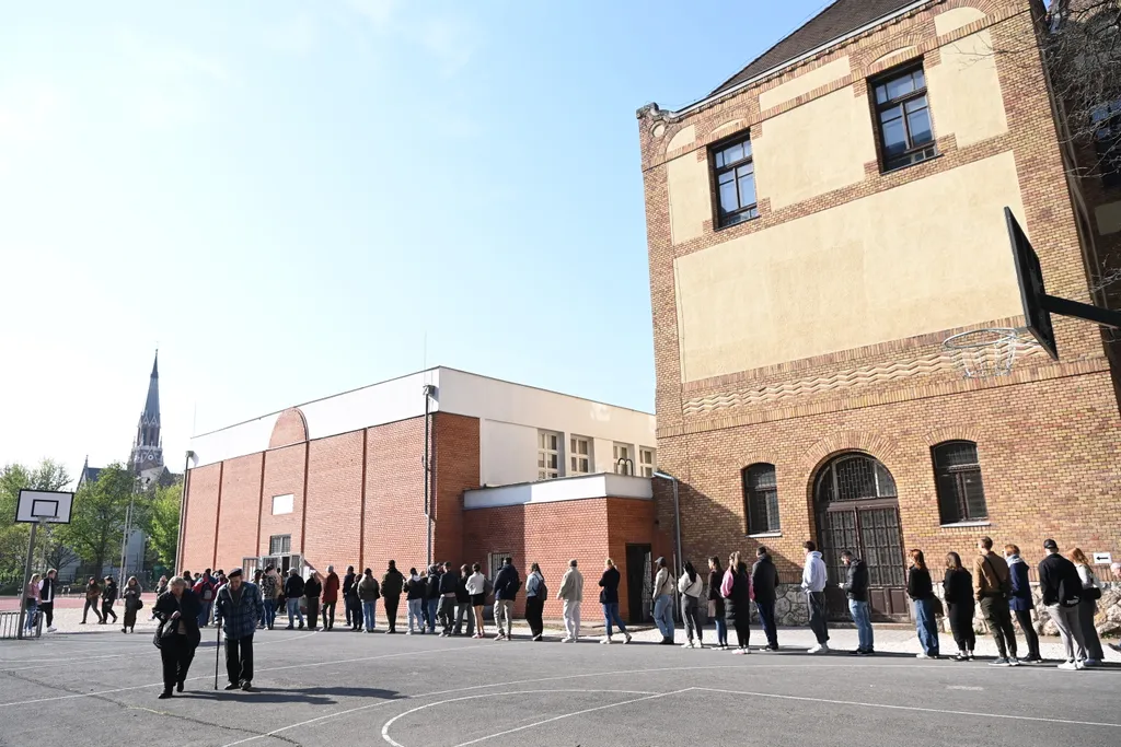 Választás 2026
Átjelentkezők szavazása
Szavazásra várakozók állnak sorban