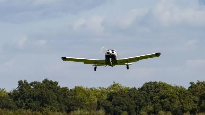 Hűha! Forgalmas úton szállt le egy kisrepülőgép - Videó