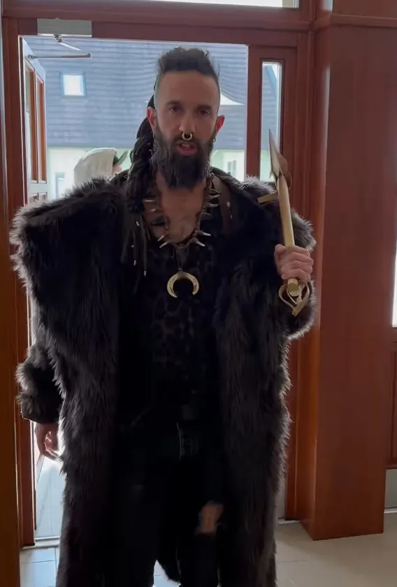 Varga Viktor baltával a kezében lépett be a szavazóhelyiségbe.