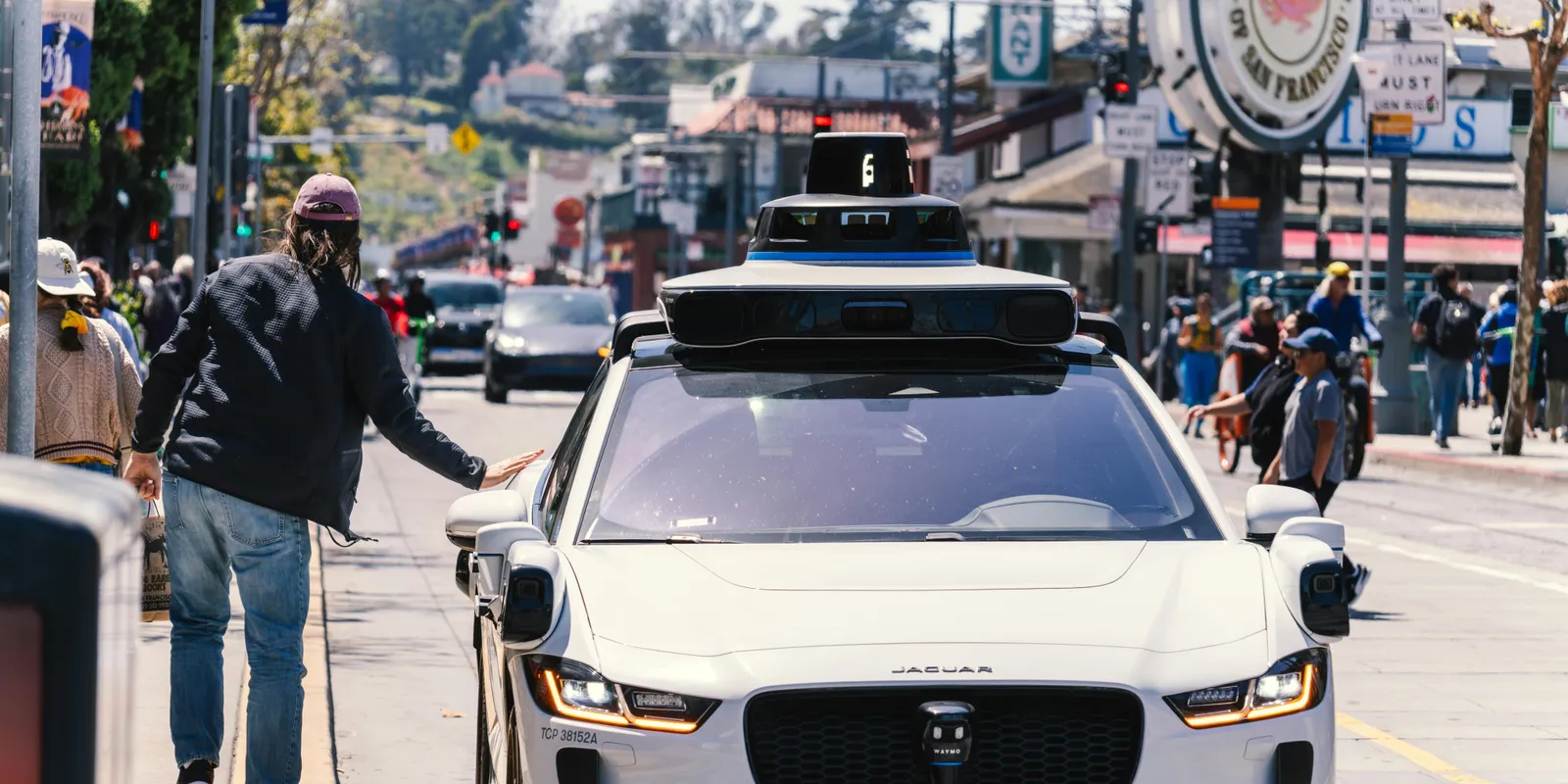 Jönnek a robotaxik!