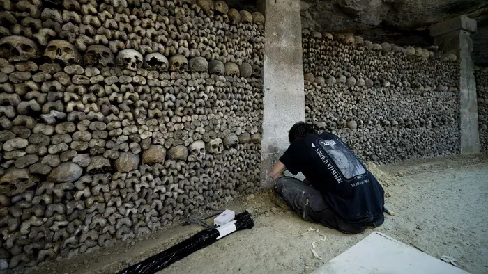 Síri csend: így újították fel a párizsi katakombákat