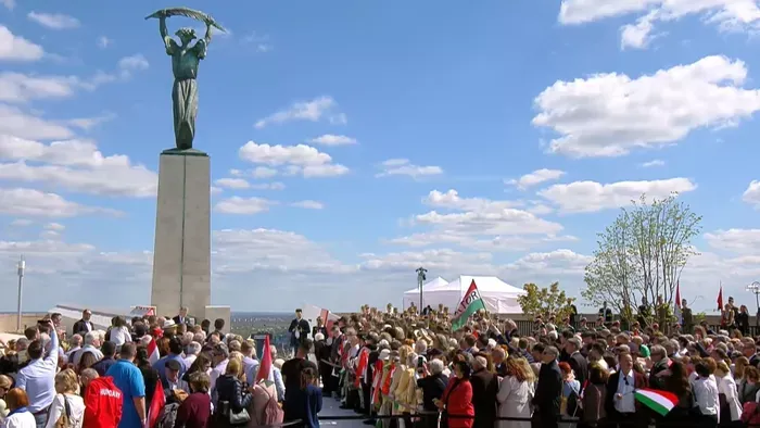 Hatalmas tömeg gyűlt össze a Citadella körül