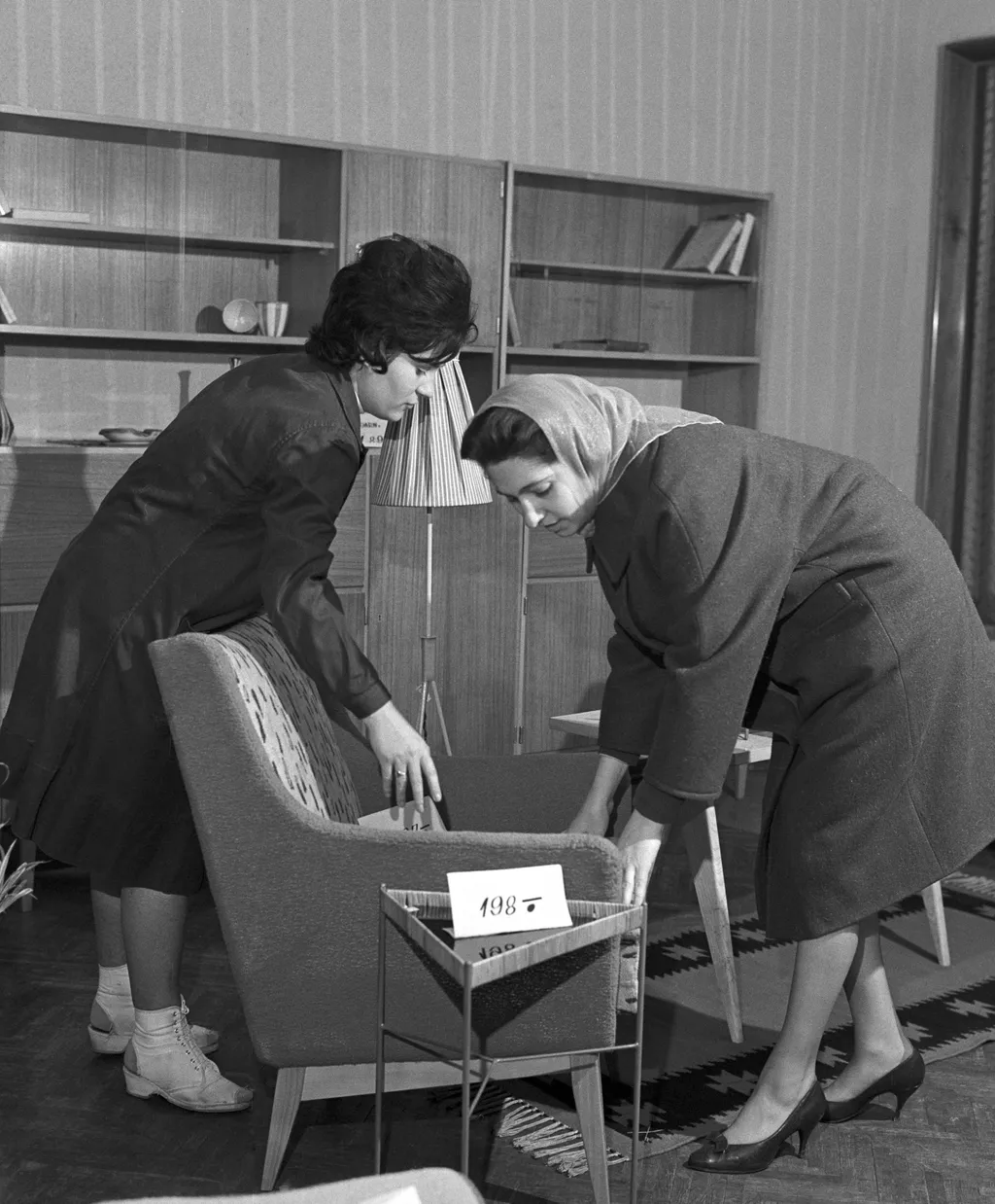 Retró lottó nyertesek
Kiss Béláné

Budapest, 1963. január 14.

Az eladónő megmutat egy fotelt Kiss Bélánénak (j), aki a lottó 2. játékhetén öt találatos szelvényével megnyerte a főnyereményt, 1.713.088 forintot.