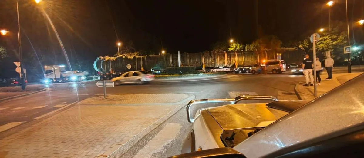 Egy szokatlan szállítmány elakadása miatt állt be a forgalom Hatvanban.