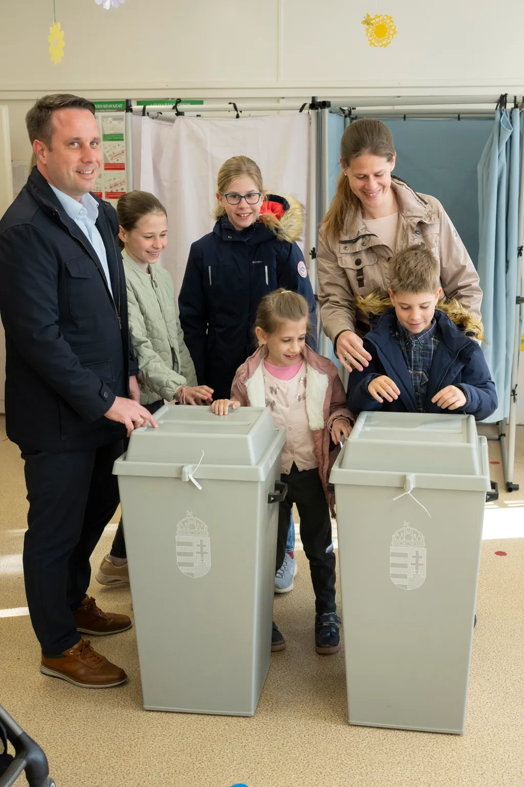 Választás 2026
Dömötör Csaba, a Fidesz európai parlamenti képviselője leadja szavazatát családjával