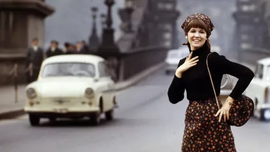 Széldzsekik, bő szabású pulóverek és kockás ingek - ilyen a retró tavaszi divat