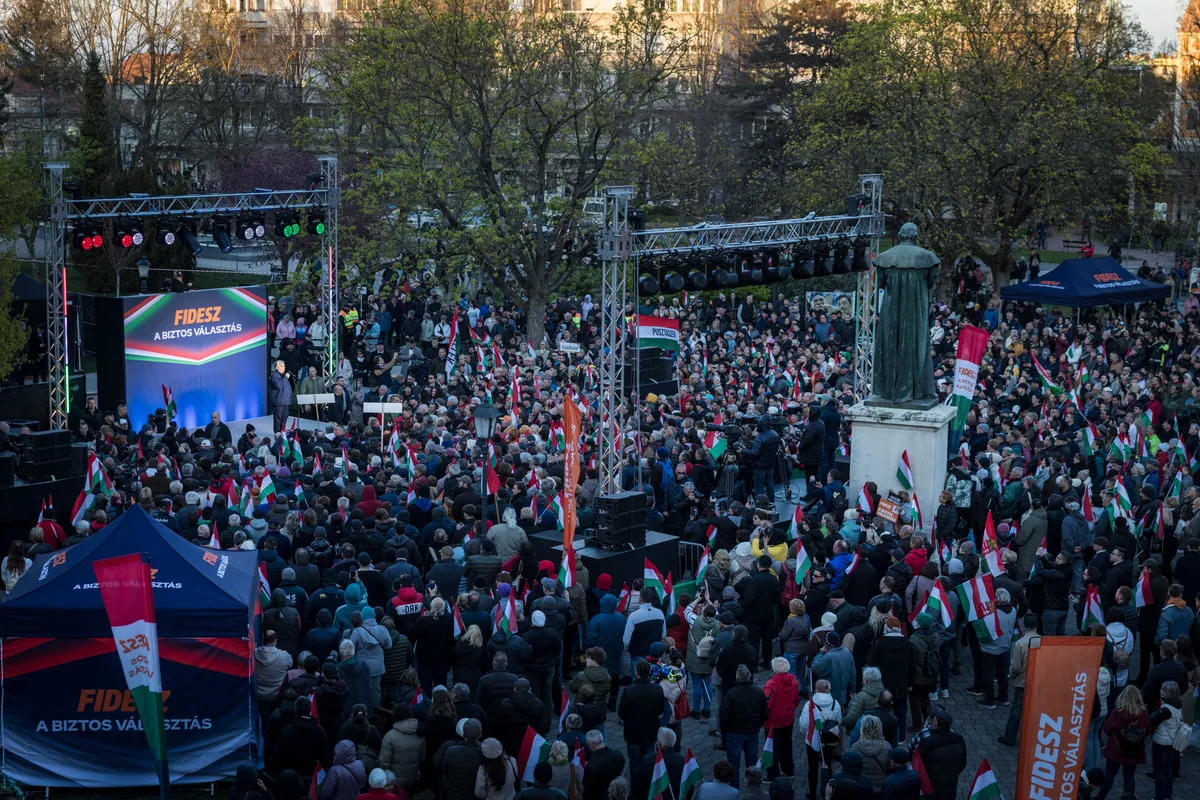 Szentesen megtelt a Kossuth tér. Orbán Viktor beszédére rengetegen voltak  kíváncsiak